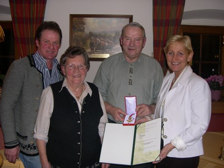 Bild: Ortsbauernobmann Alexander Wallner, Altenberger Anni, ÖR Altenberger Franz, BGM Sonja Ottenbacher